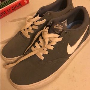 gray nike SB check